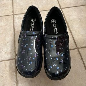 Easy Works by East Street Women’s Floral Navy Slip Resistant Clogs Size 8 1/2W